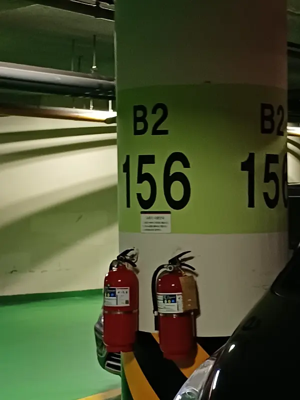 건물 지하 주차장