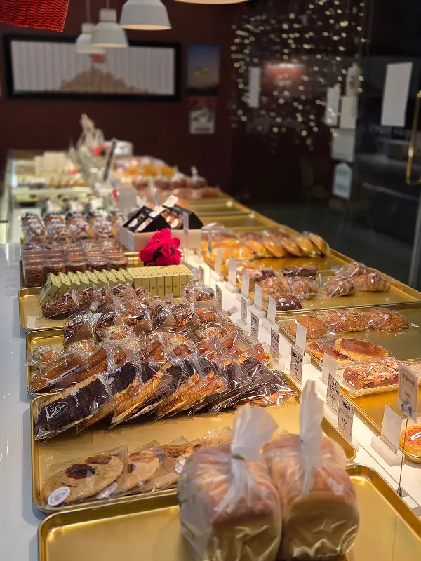 다양한 빵이 진열된 모습