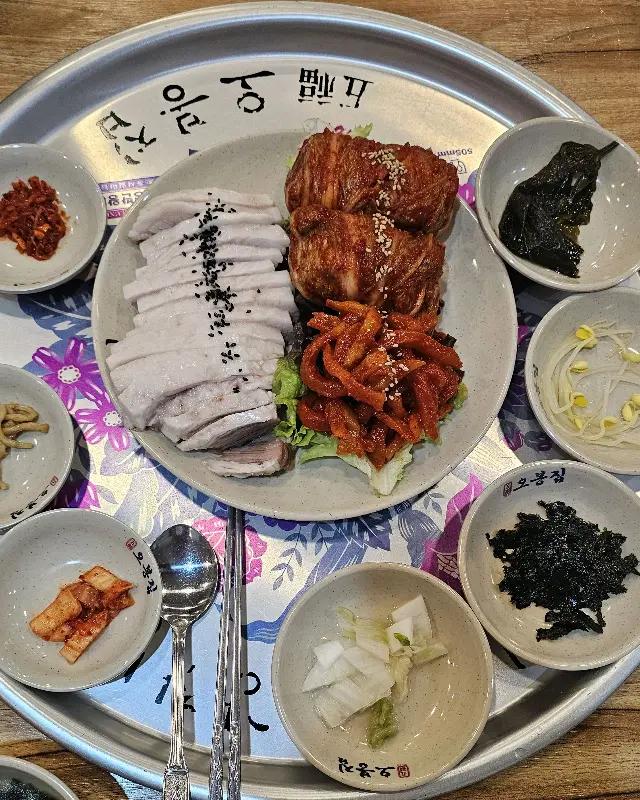 다양한 밑반찬과 함께 제공되는 보쌈과 낙지볶음