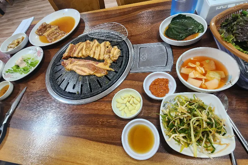 푸짐하게 차려진 돼지갈비 한 상 차림