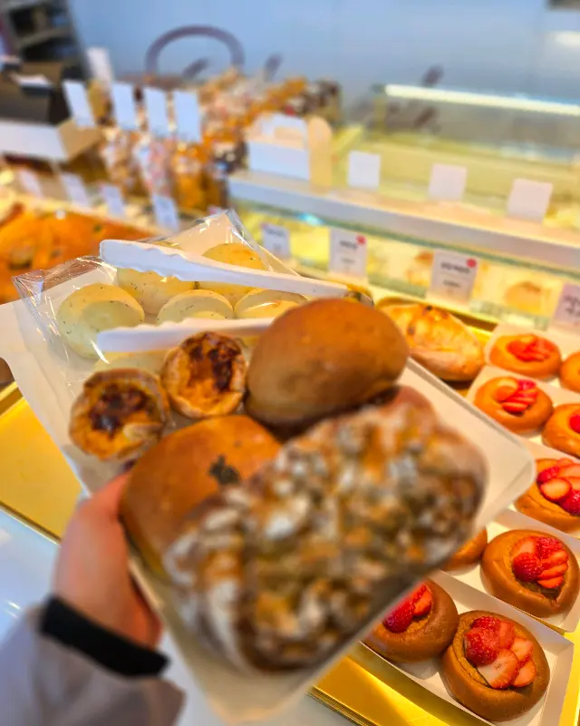 빵을 고르는 손