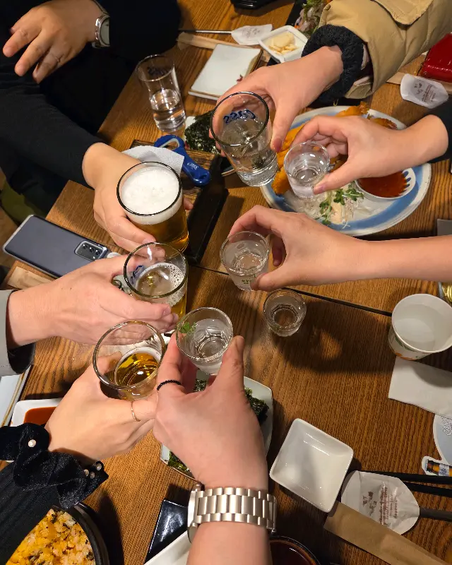 깻님이네에서 즐거운 시간을 보내는 사람들