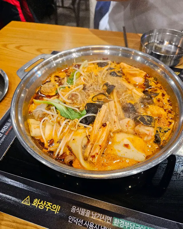 다양한 재료가 들어간 훠궈