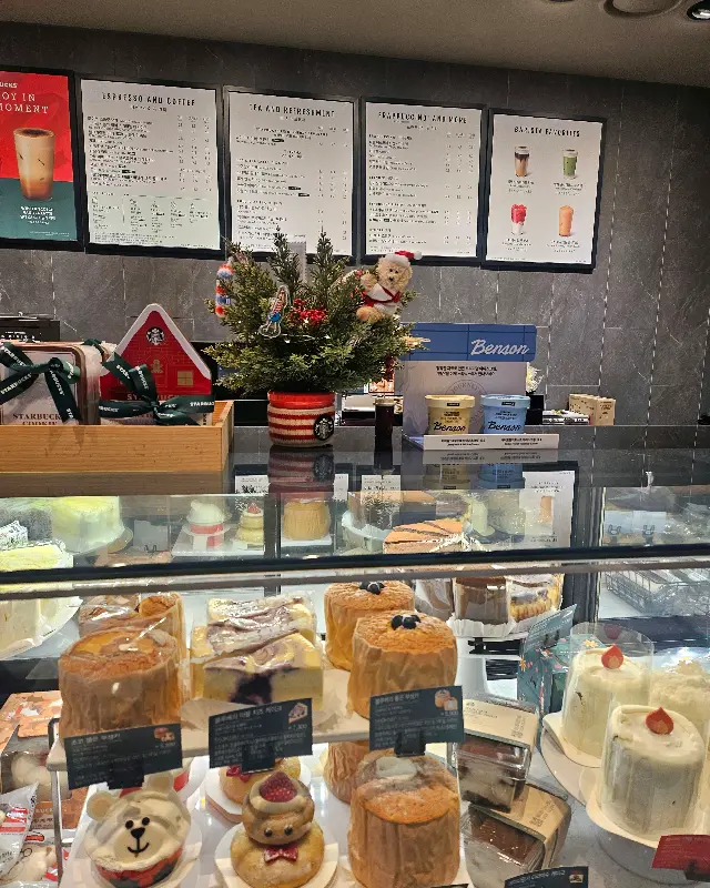 다양한 케이크가 진열된 쇼케이스