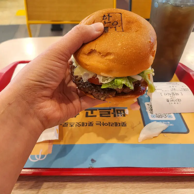 손에 들린 한우불고기버거