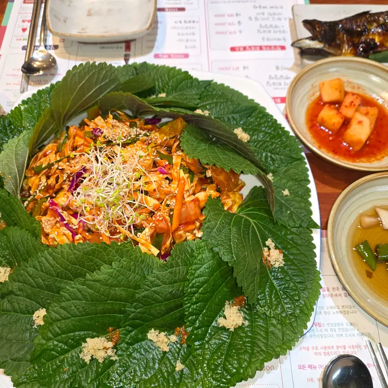 깻잎에 싸 먹는 회무침 한 상 차림