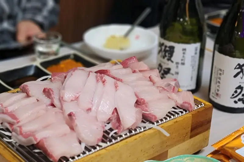 신선함이 눈으로도 느껴지는 방어 참치회