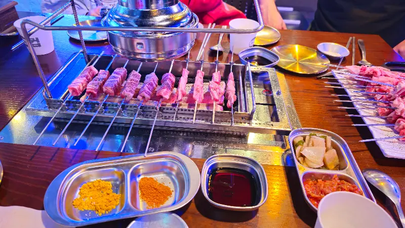 자동으로 빙글빙글 돌아가며 익어가는 양꼬치들의 향연