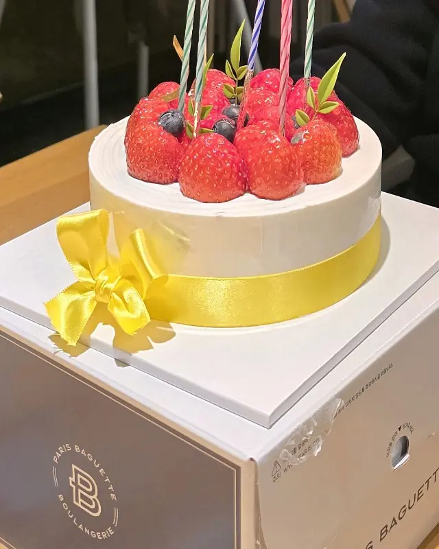 딸기가 듬뿍 올라간 케이크