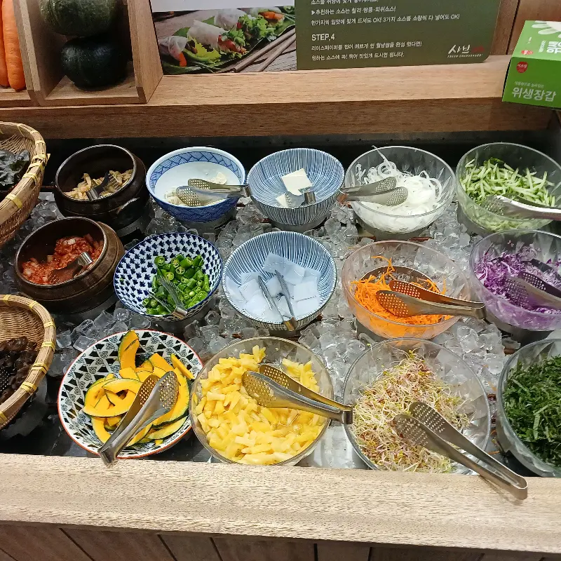 신선한 야채가 가득한 샐러드바