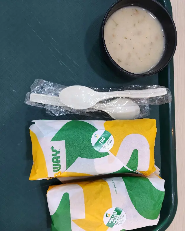 포장된 샌드위치와 스프