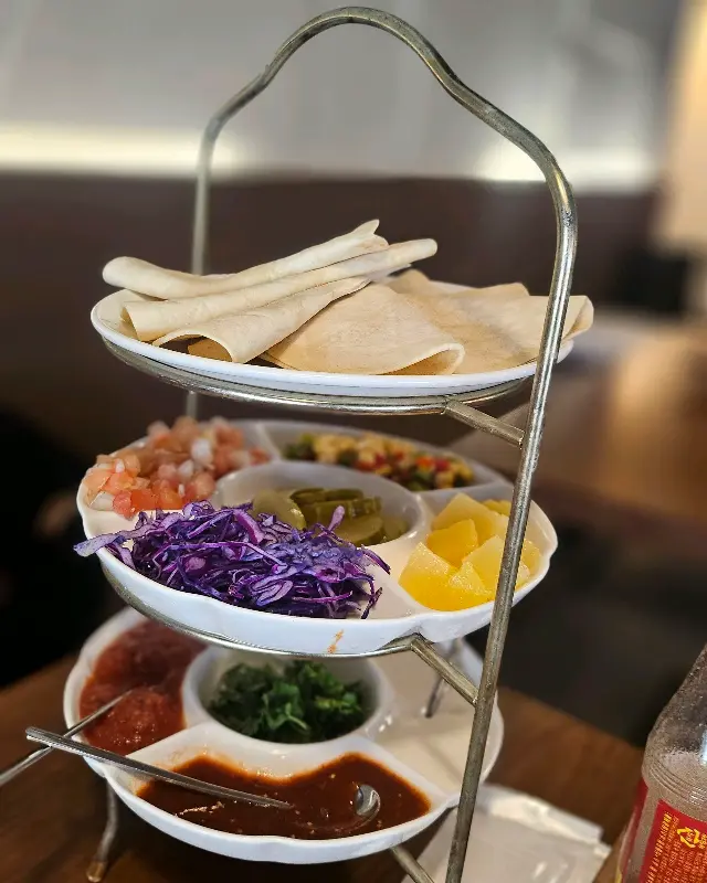 다양한 토핑을 취향껏 즐길 수 있는 3단 트레이