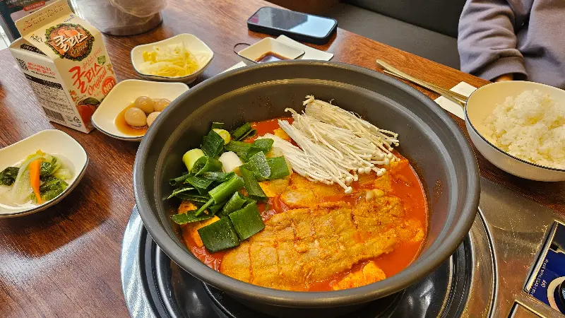 김치찜과 푸짐한 밑반찬