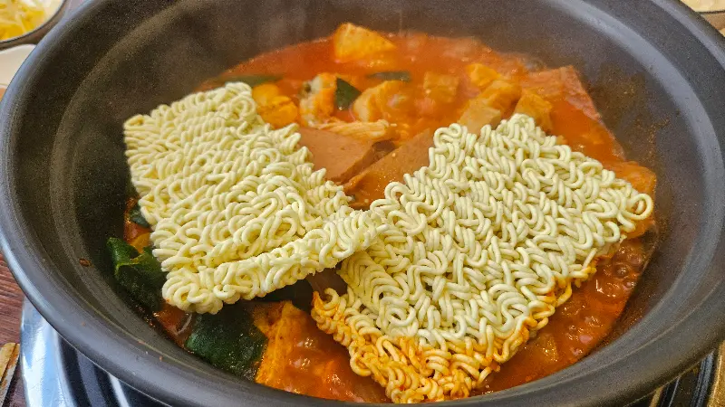 라면사리를 추가한 김치찜