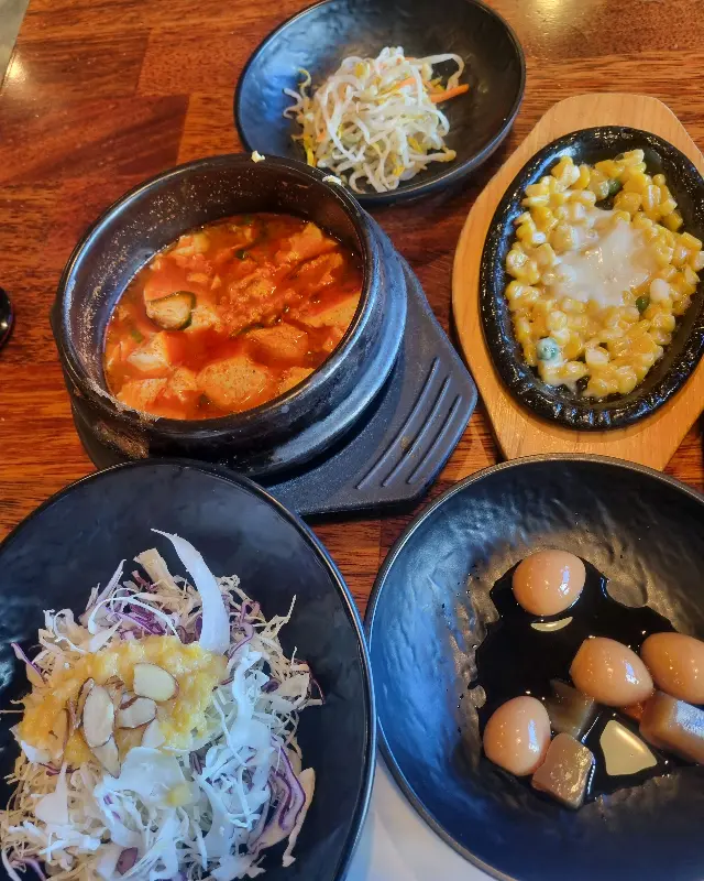 푸짐한 밑반찬 구성