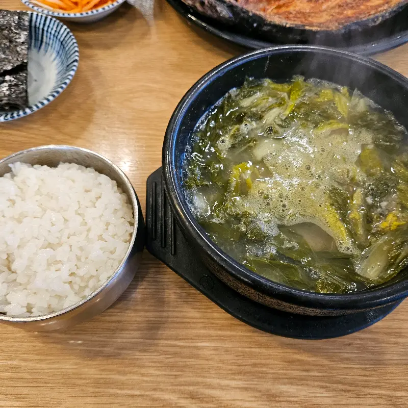 윤기가 흐르는 쌀밥과 추어탕