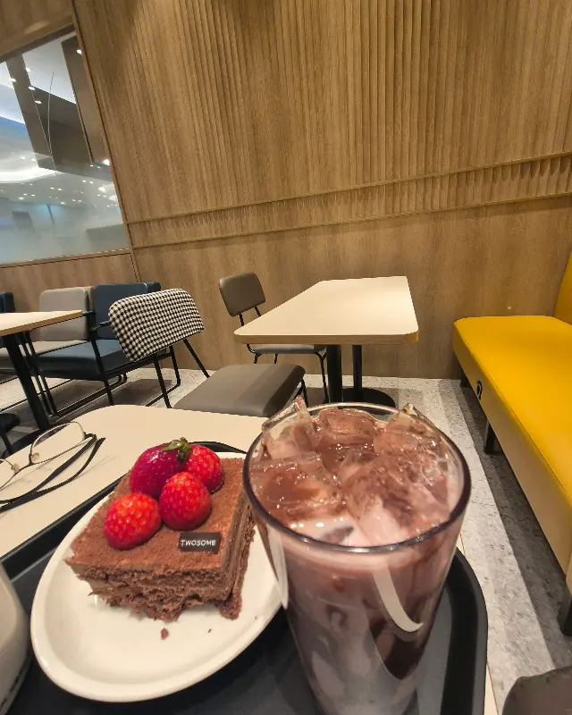 투썸플레이스 내부 테이블