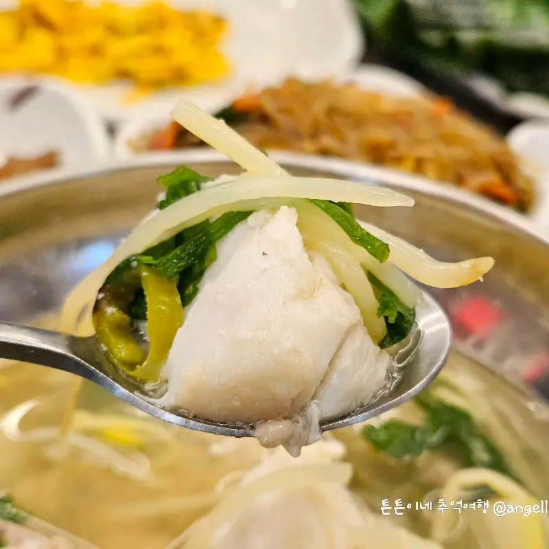 숟가락 위에 올려진 부드러운 가자미 살