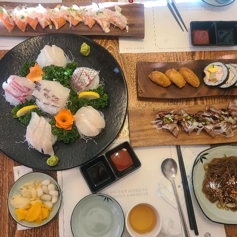 신선한 회와 초밥이 아름답게 담겨 나온 모습