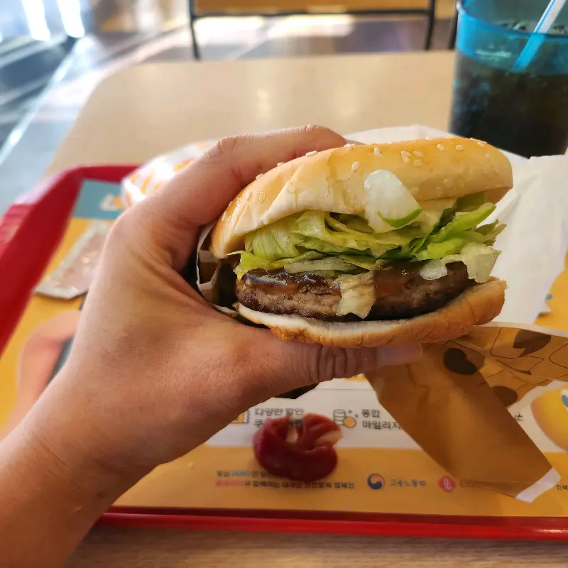 손에 들린 불고기버거