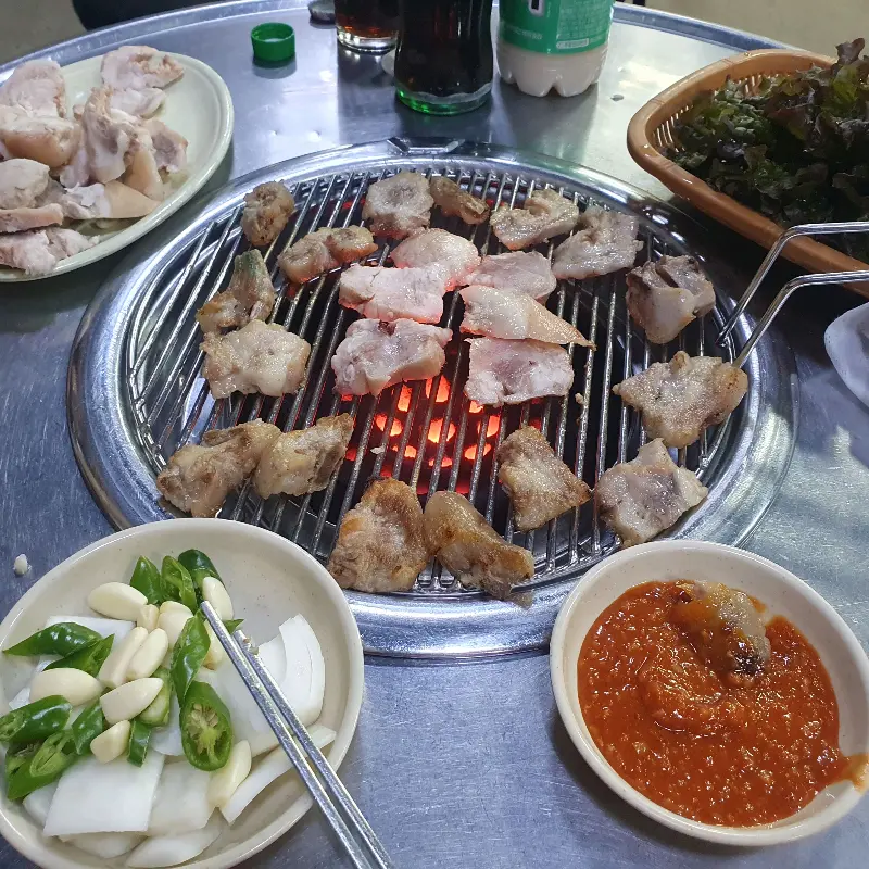 꼬릿한 기름에 끓여 더욱 깊은 맛을 내는 라면
