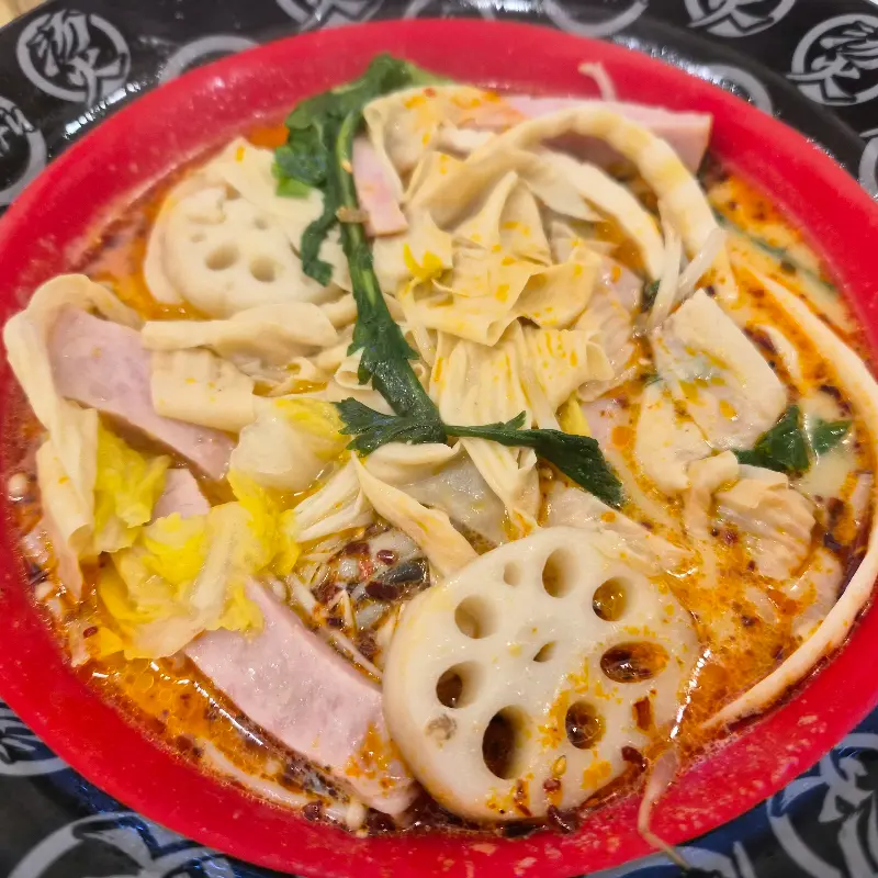 다양한 재료가 듬뿍 들어간 마라탕