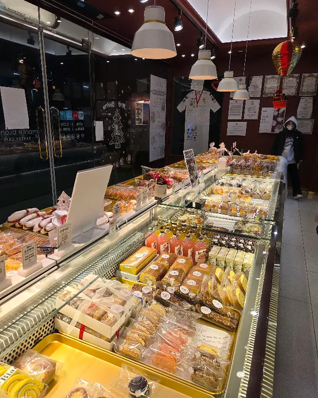 다양한 빵이 진열된 쇼케이스