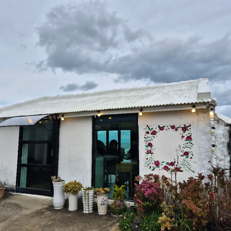 카페 외관과 주변 풍경