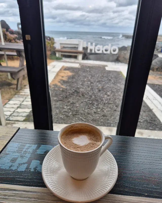 통유리창 너머로 보이는 하도 바다 뷰