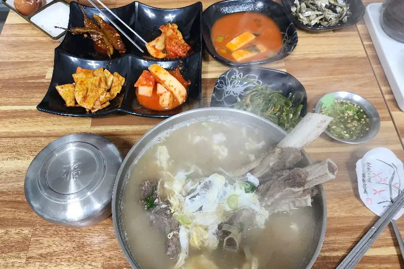 다채로운 밑반찬과 왕갈비탕