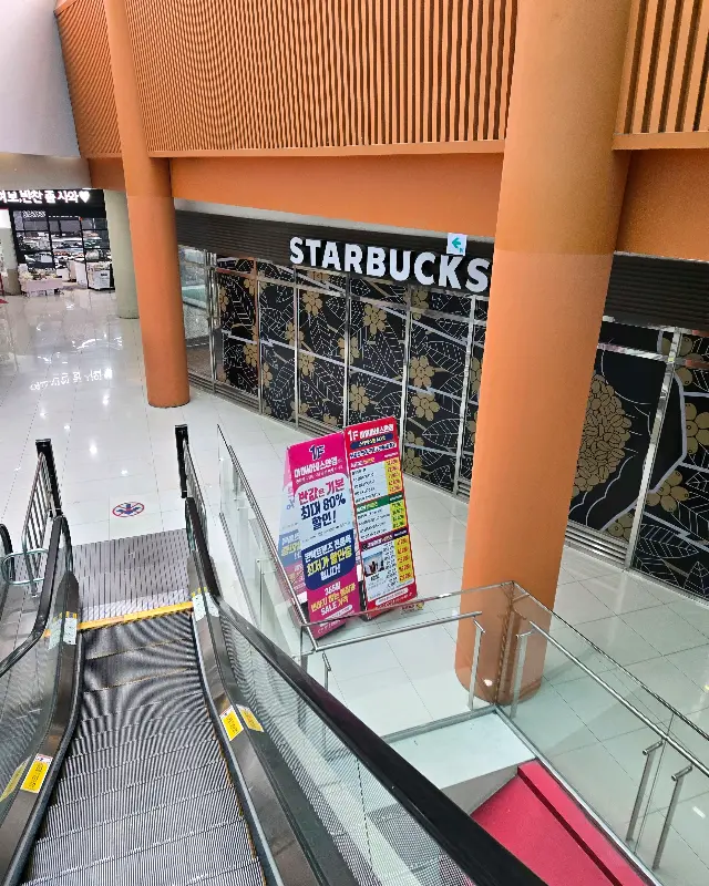 에스컬레이터에서 보이는 스타벅스 일산탄현제니스점 외관