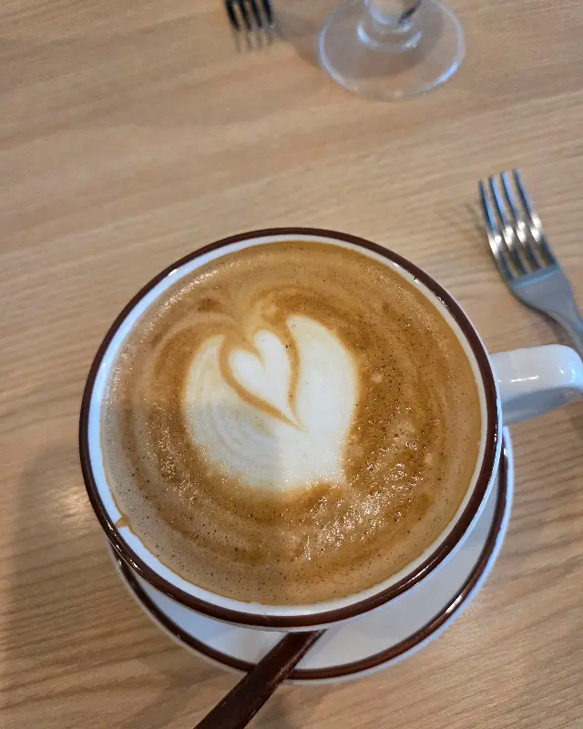 하트 모양 라떼 아트가 돋보이는 커피