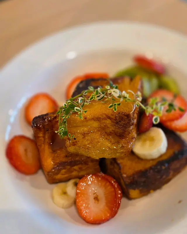 과일 토핑이 듬뿍 올라간 프렌치 토스트