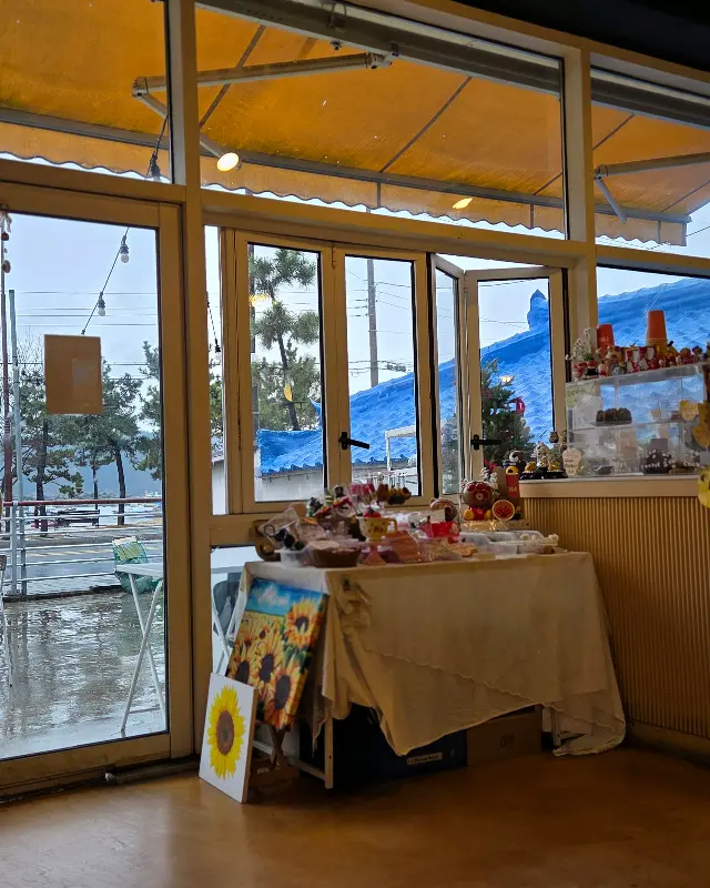 다양한 디저트와 음료가 준비된 피카의 테이블