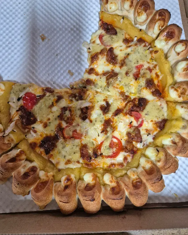 테두리에 엣지가 있는 먹음직스러운 피자