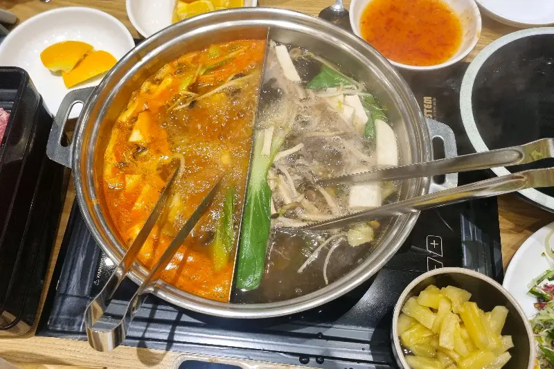 두 가지 육수가 끓고 있는 모습