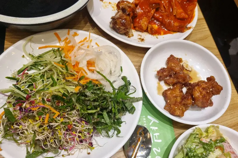 다양한 샐러드바 메뉴