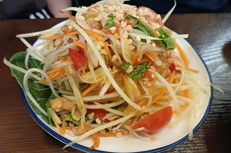 싱싱한 채소와 새콤달콤한 소스가 어우러진 썸머타이의 솜땀