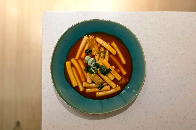 접시에 담겨진 떡볶이