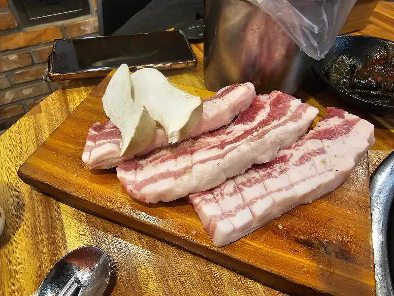 흑돼지 오겹살과 새송이버섯