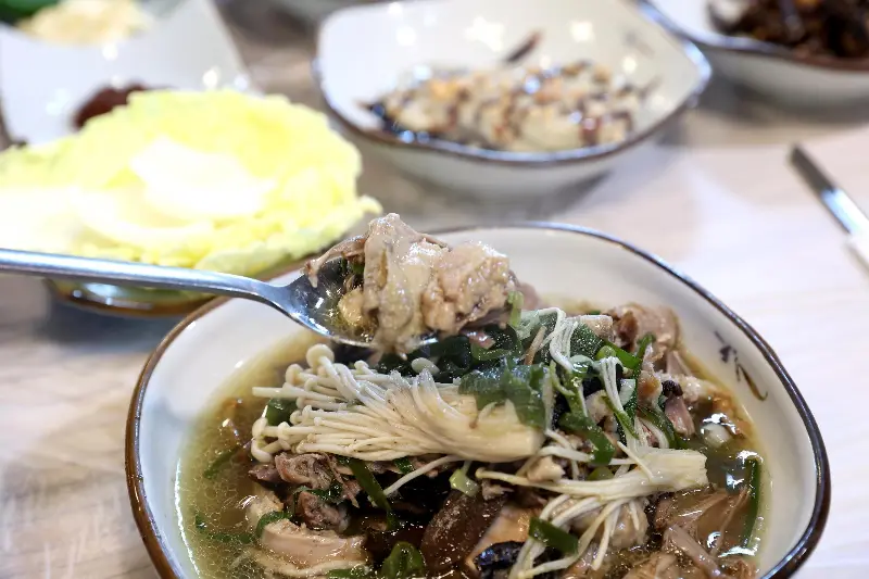 능이오리백숙을 개인 접시에 담아 먹는 모습