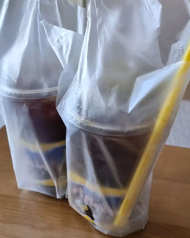 테이크 아웃 컵에 담긴 음료