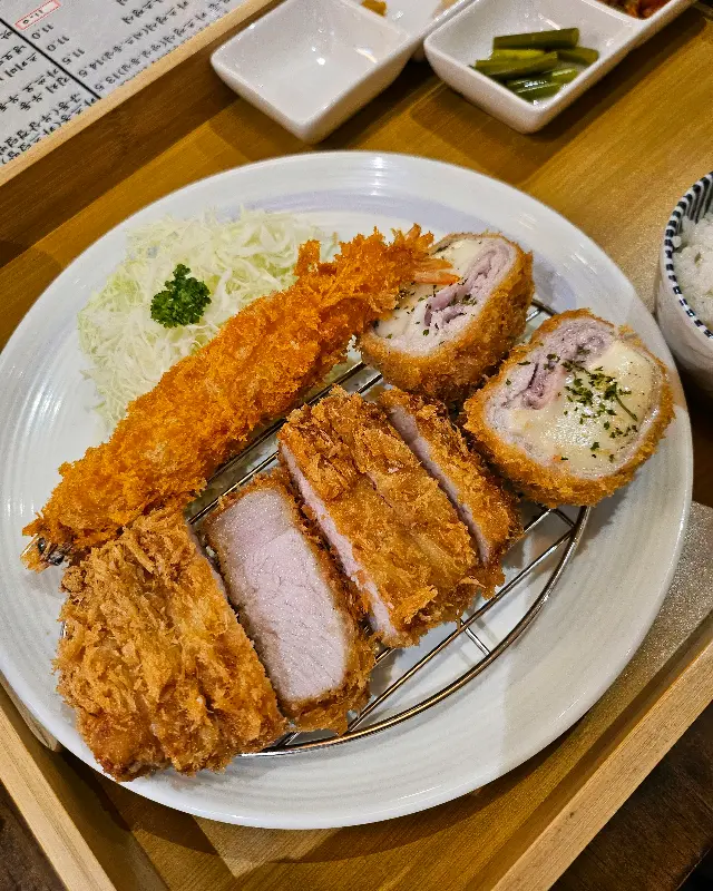 푸짐한 양의 돈까스 정식