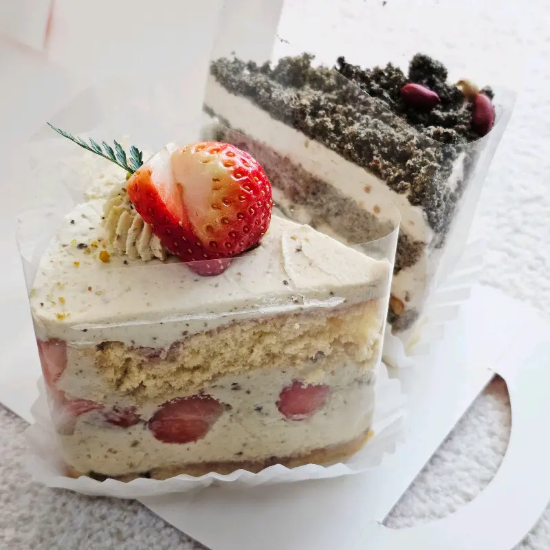 피스타치오 딸기 케이크와 흑임자 우도 땅콩 케이크