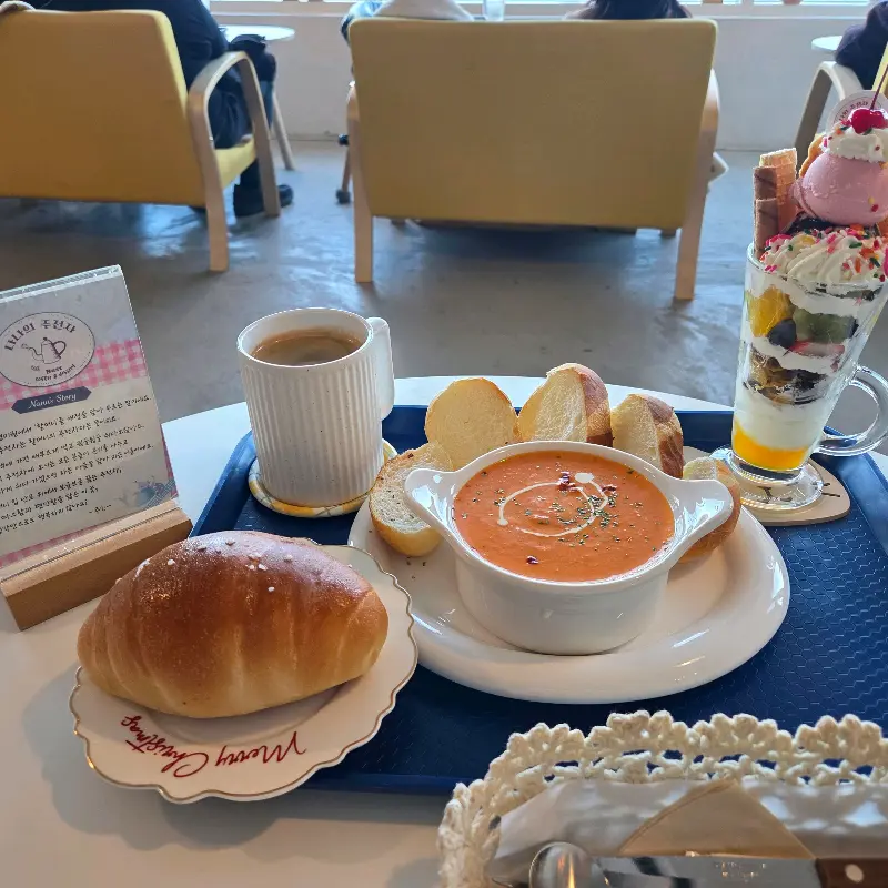 토마토 스프와 빵, 파르페가 놓인 테이블