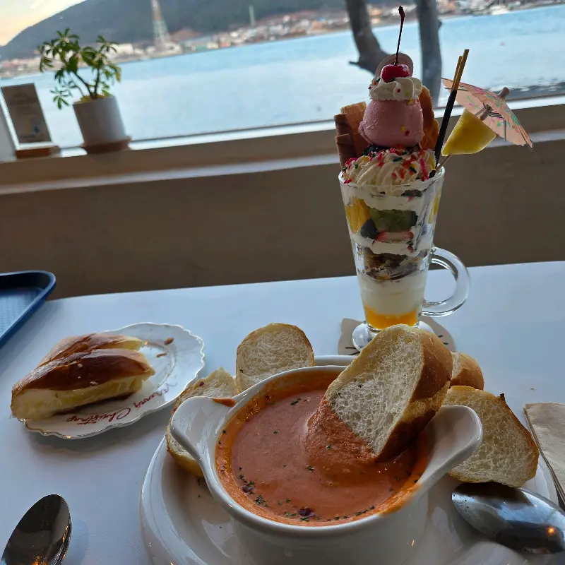 파르페와 빵, 스프가 놓인 테이블