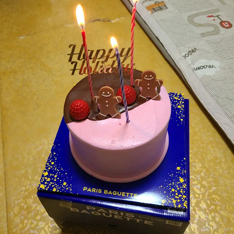 초콜릿 장식이 올라간 미니 케이크