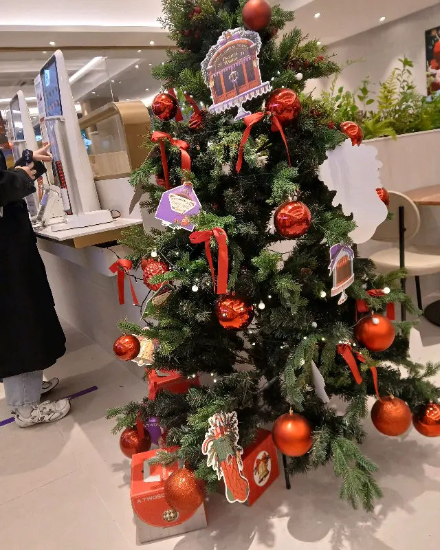 투썸 매장의 크리스마스 장식