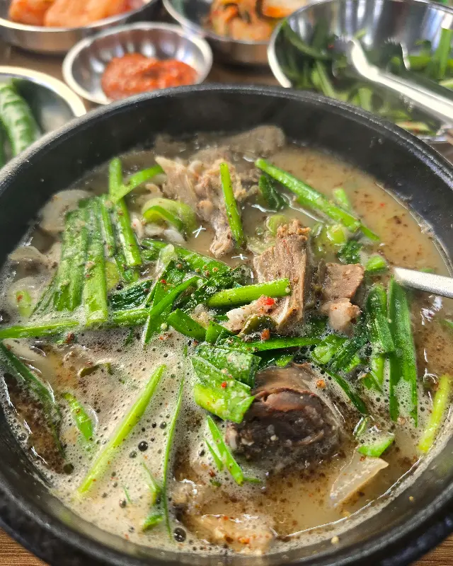 싱싱한 부추가 듬뿍 올라간 순대국밥