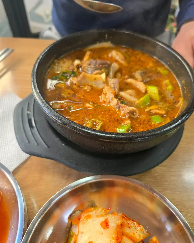 다진 양념을 풀어 얼큰하게 즐기는 순대국밥